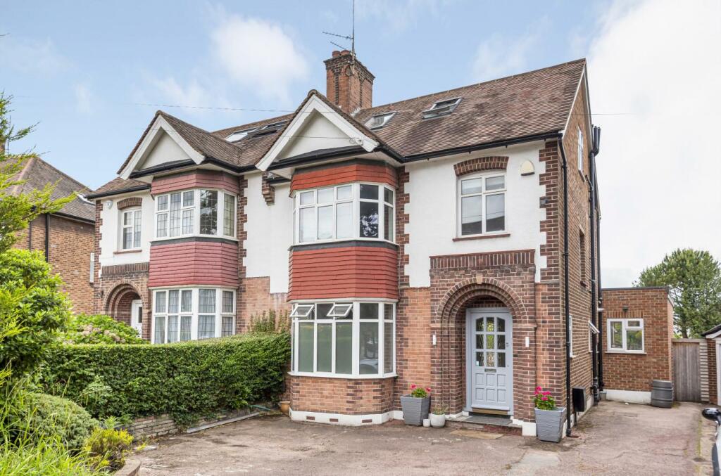 4 bed Semi-Detached House for rent in Friern Barnet. From Real Estates