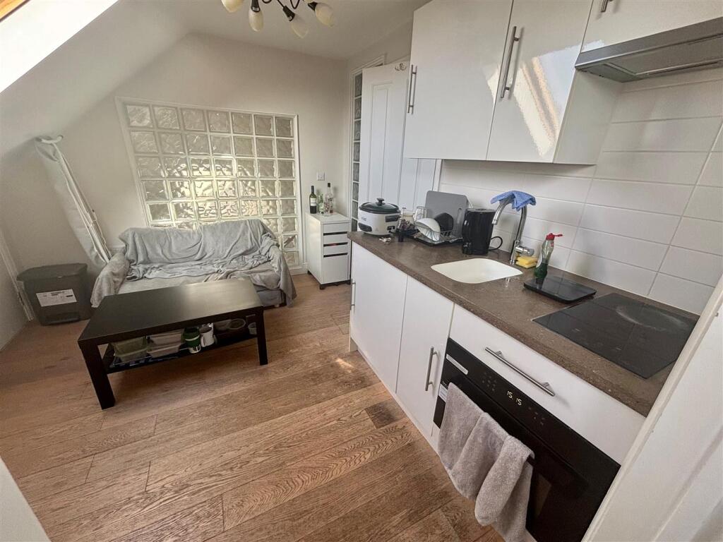 2 bed 1st Floor Flat for rent in London. From Real Estates - Woodside Park