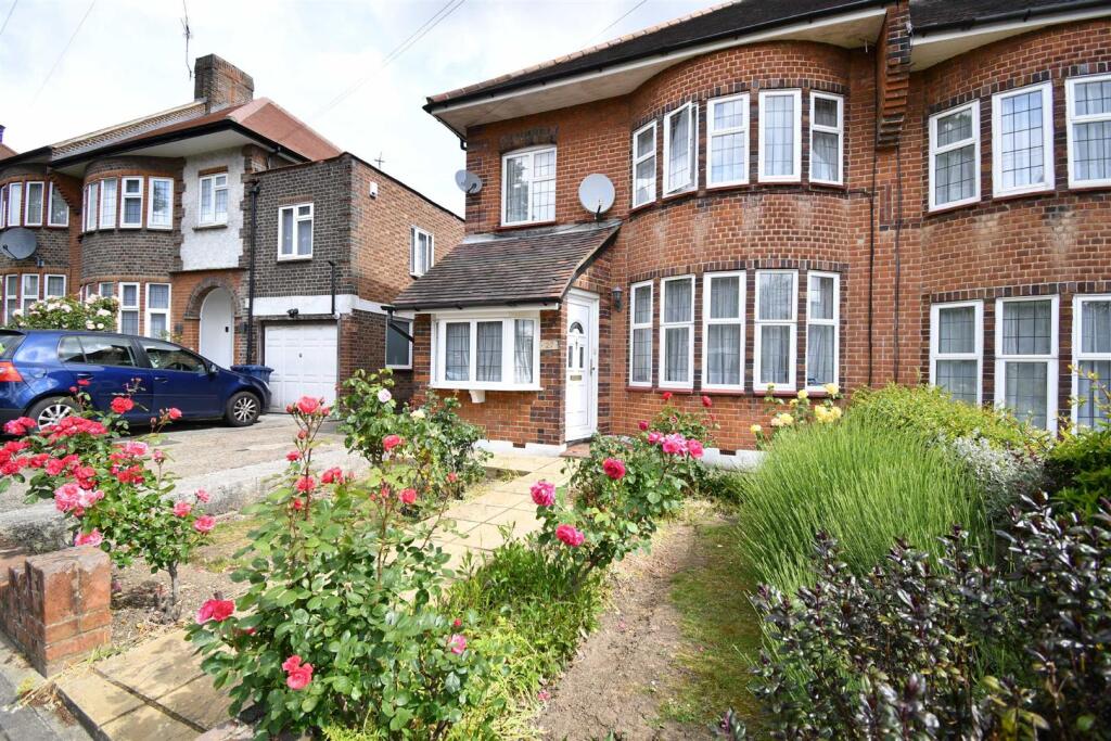 3 bed Semi Detached for rent in Friern Barnet. From Real Estates - Woodside Park