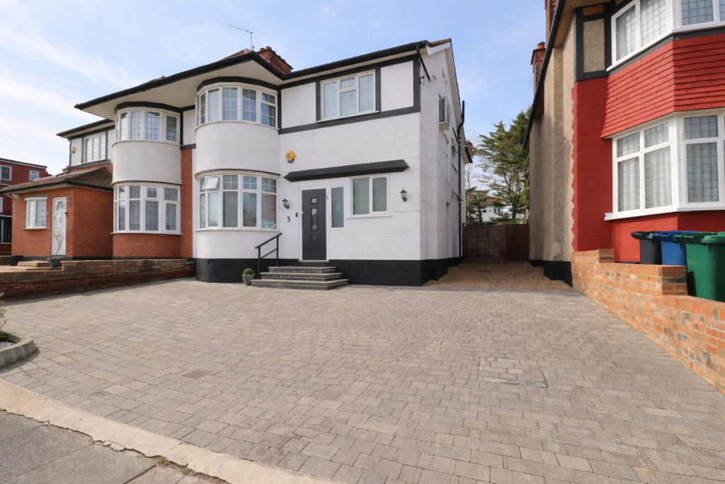 5 bed Semi Detached for rent in Stanmore. From Real Estates - Woodside Park