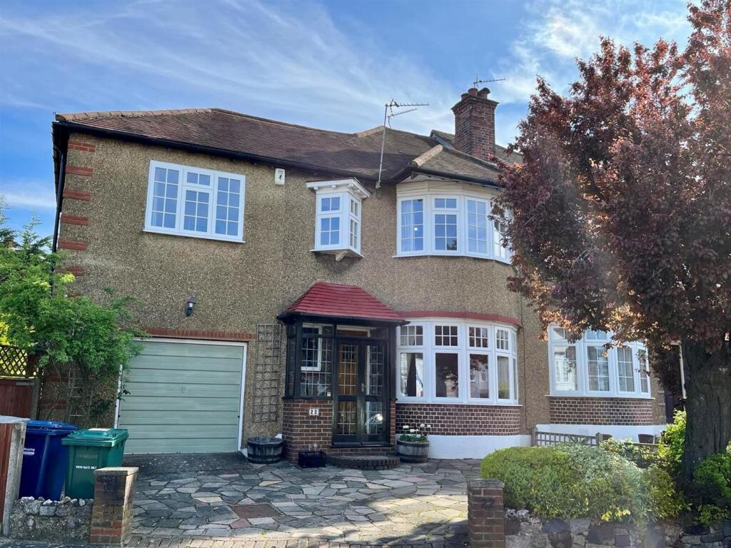 4 bed Detached for rent in Barnet. From Real Estates - Woodside Park