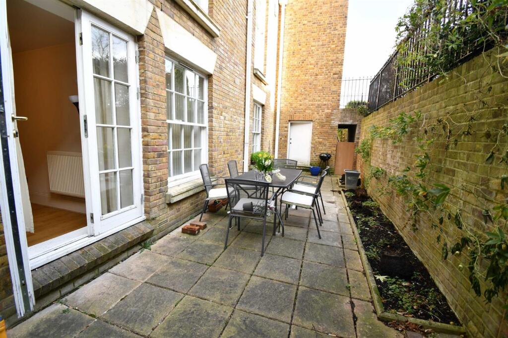 2 bed 1st Floor Flat for rent in Friern Barnet. From Real Estates - Woodside Park