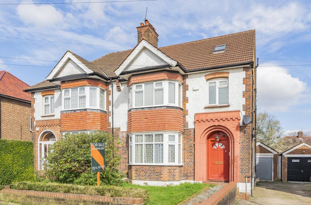 4 bed Detached for rent in Friern Barnet. From Real Estates - Woodside Park