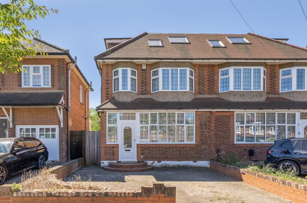 4 bed Detached for rent in Friern Barnet. From Real Estates - Woodside Park