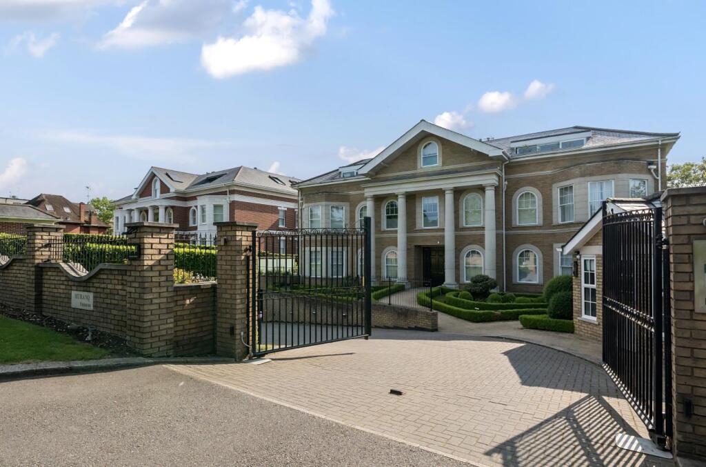 3 bed Penthouse for rent in Hadley Wood. From Real Estates - Woodside Park 3 bed Penthouse for rent in Hadley Wood. From Real Estates - Woodside Park