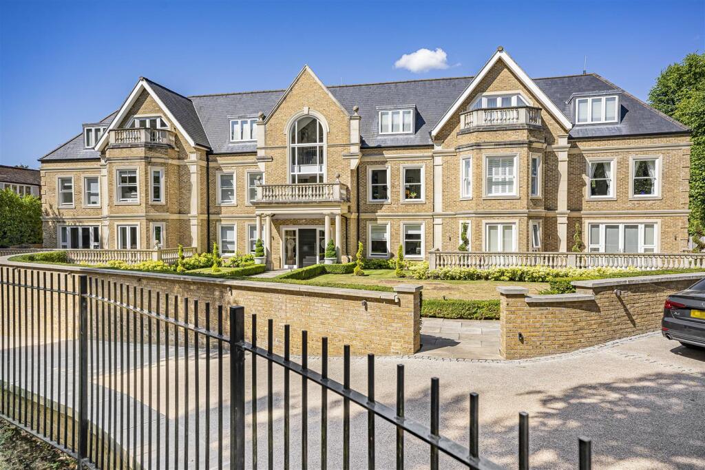 3 bed 1st Floor Flat for rent in Hadley Wood. From Real Estates - Woodside Park
