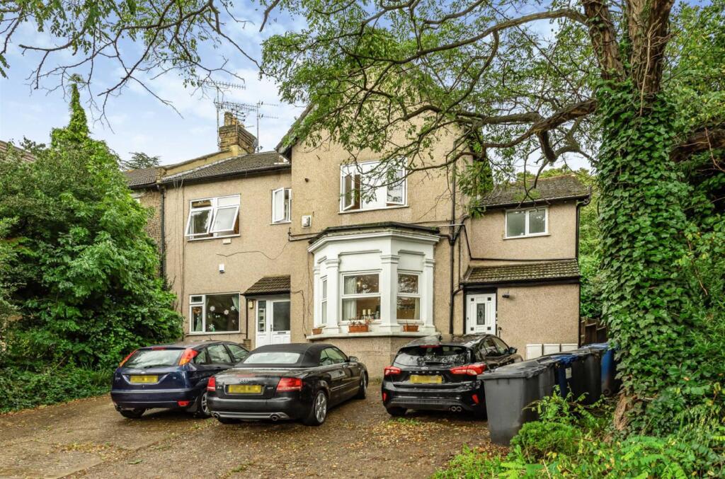 2 bed 1st Floor Flat for rent in Friern Barnet. From Real Estates - Woodside Park
