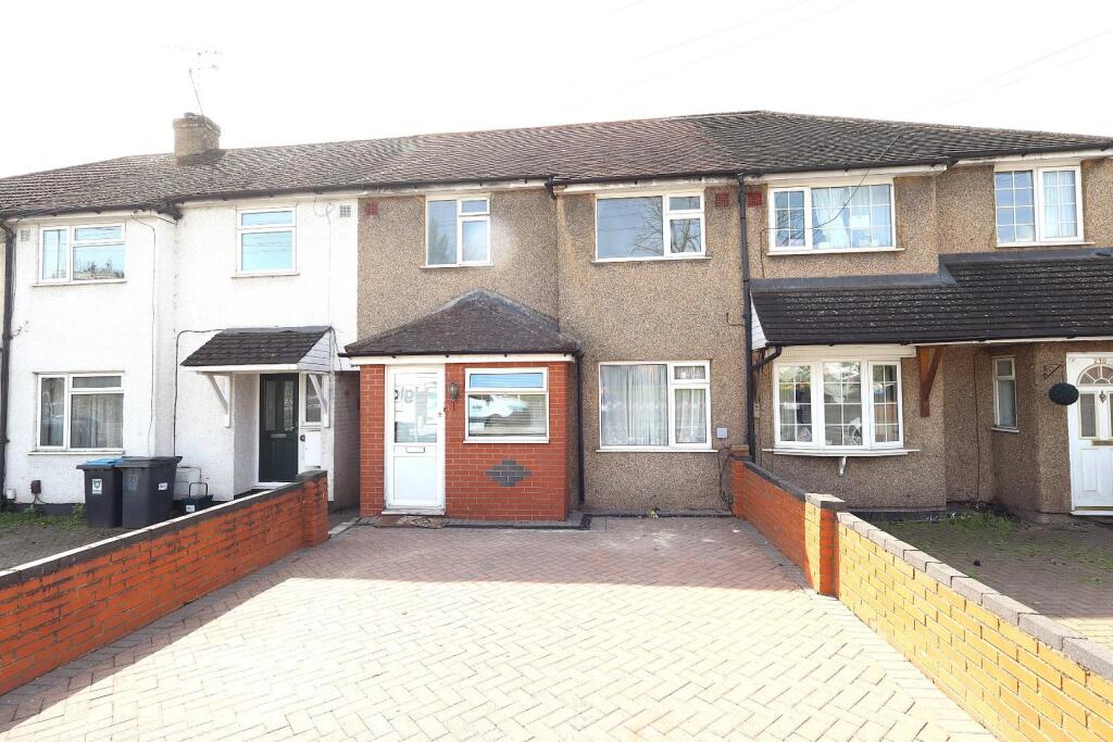 4 bed Mid Terraced House for rent in Hemel Hempstead. From Harry Charles Estate Agents - Watford