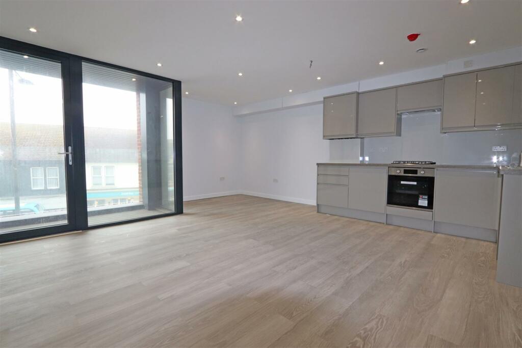 3 bed Flat for rent in Southend-on-Sea. From 1st Call Sales and Lettings