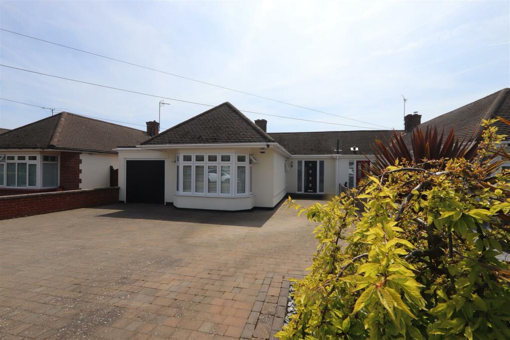3 bed Semi-detached bungalow for rent in Daws Heath. From 1st Call Sales and Lettings