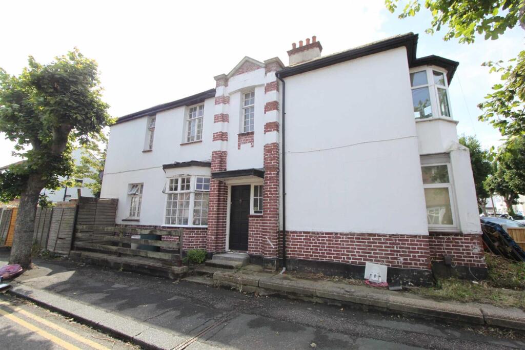 3 bed Mid Terraced House for rent in Southend-on-Sea. From 1st Call Sales & Lettings - Southend