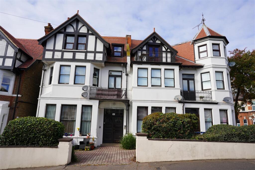 2 bed 1st Floor Flat for rent in Southend-on-Sea. From 1st Call Sales & Lettings - Southend