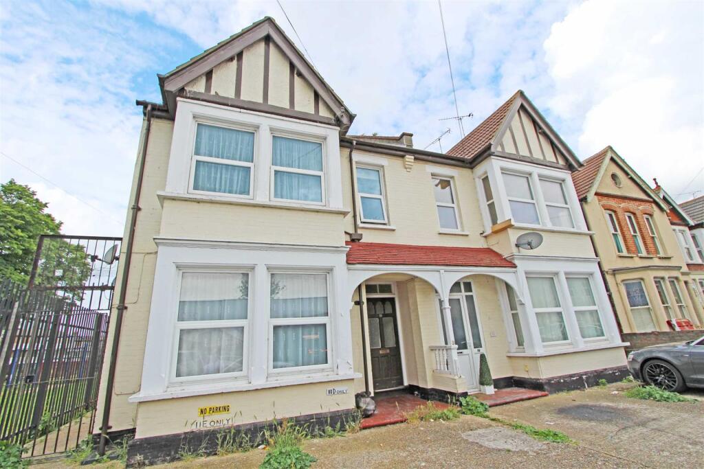 2 bed 1st Floor Flat for rent in Southend-on-Sea. From 1st Call Sales & Lettings - Southend