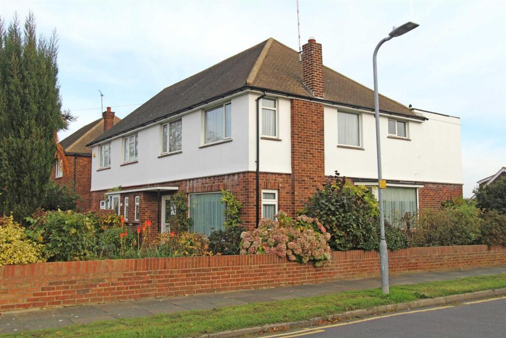 3 bed Semi Detached for rent in Southend-on-Sea. From 1st Call Sales & Lettings - Southend