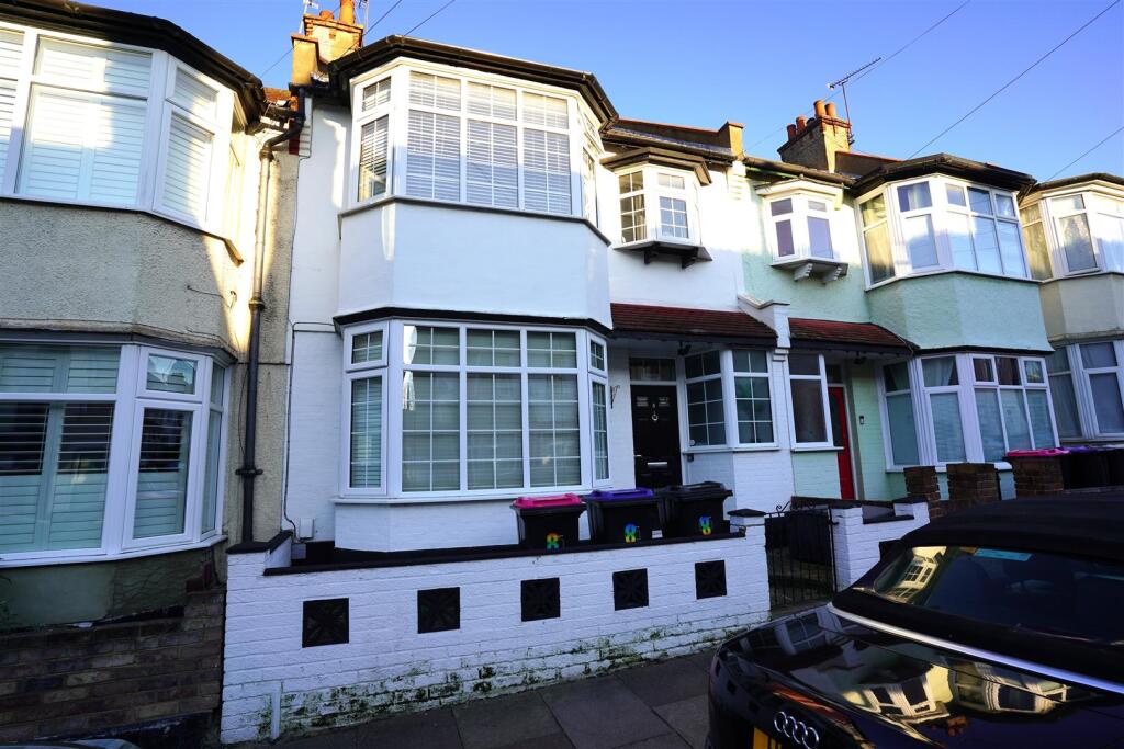 3 bed Mid Terraced House for rent in Southend-on-Sea. From 1st Call Sales & Lettings - Southend 3 bed Mid Terraced House for rent in Southend-on-Sea. From 1st Call Sales & Lettings - Southend
