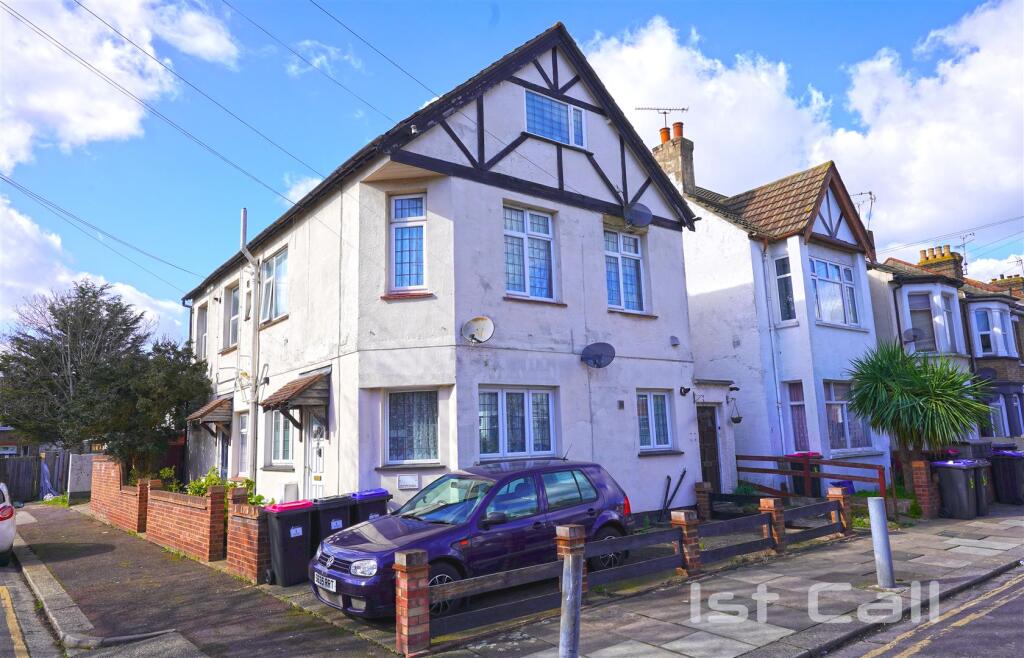 1 bed 1st Floor Flat for rent in Southend-on-Sea. From 1st Call Sales & Lettings - Southend 1 bed 1st Floor Flat for rent in Southend-on-Sea. From 1st Call Sales & Lettings - Southend