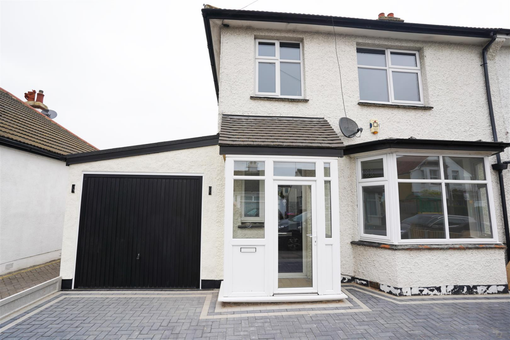 3 bed Semi Detached for rent in Southend-on-Sea. From 1st Call Sales & Lettings - Southend