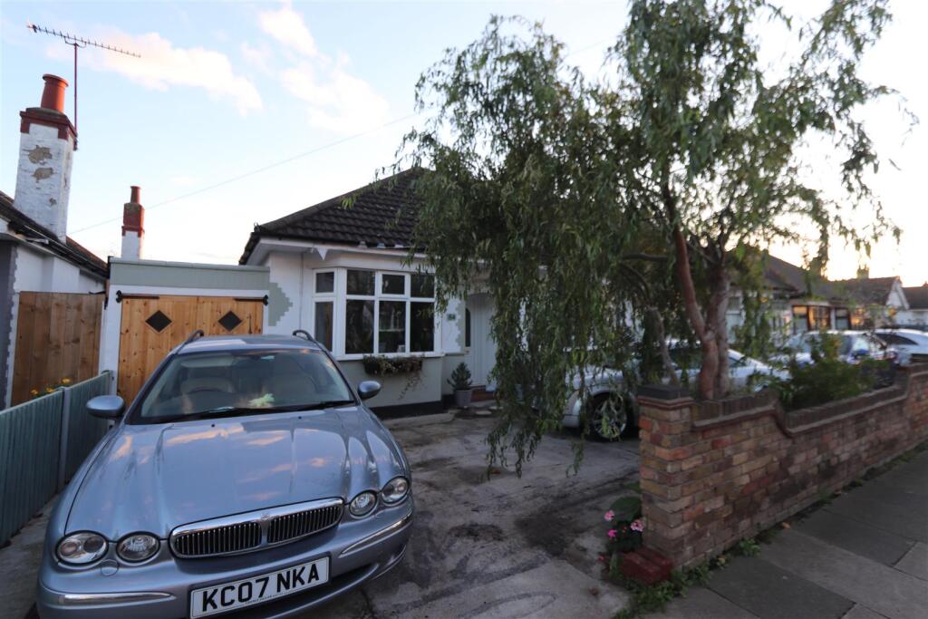 3 bed Semi-detached bungalow for rent in Southend-on-Sea. From 1st Call Sales & Lettings - Southend