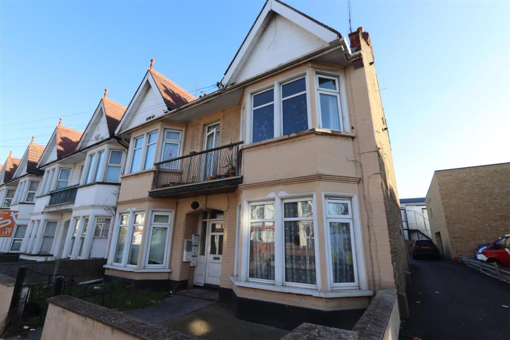 1 bed 1st Floor Flat for rent in Southend-on-Sea. From 1st Call Sales & Lettings - Southend