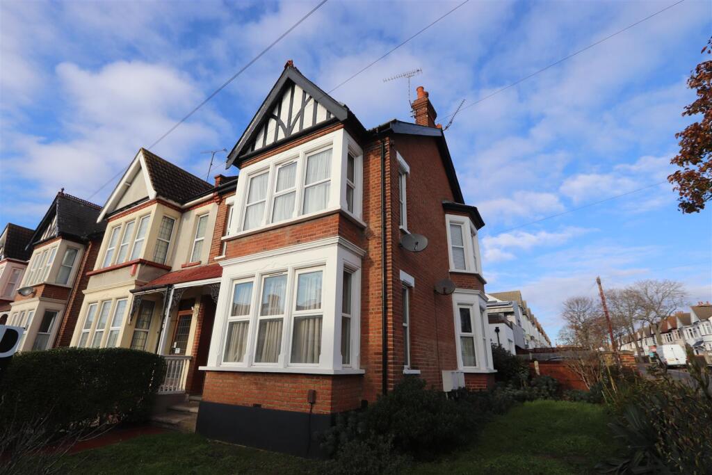 1 bed 1st Floor Flat for rent in Southend-on-Sea. From 1st Call Sales & Lettings - Southend