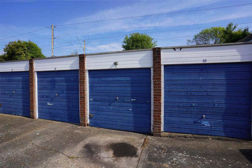 4 bed Garages for rent in Southend-on-Sea. From 1st Call Sales & Lettings - Southend 4 bed Garages for rent in Southend-on-Sea. From 1st Call Sales & Lettings - Southend