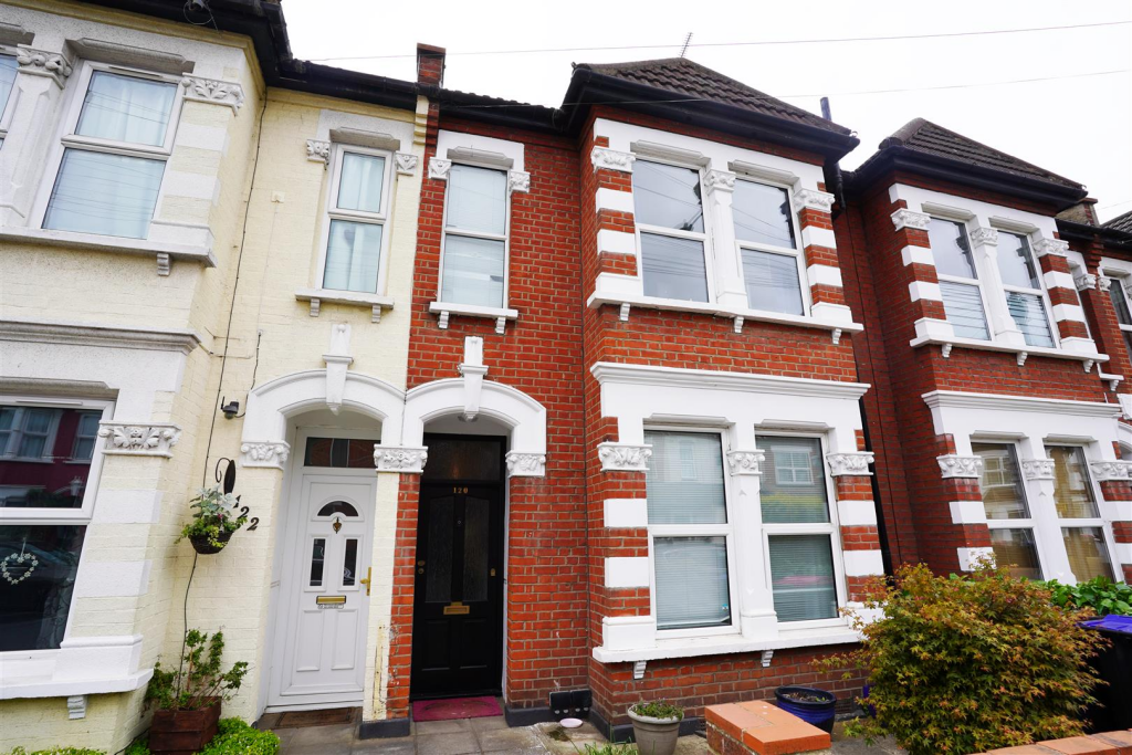 3 bed Mid Terraced House for rent in Southend-on-Sea. From 1st Call Sales & Lettings - Southend 3 bed Mid Terraced House for rent in Southend-on-Sea. From 1st Call Sales & Lettings - Southend