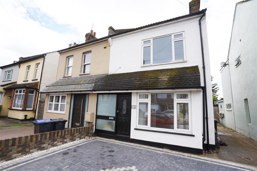 3 bed Semi Detached for rent in Southend-on-Sea. From 1st Call Sales & Lettings - Southend