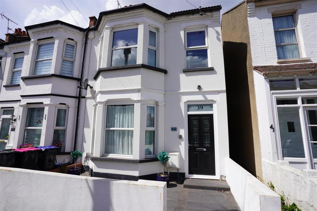 3 bed End of Terrace for rent in Southend-on-Sea. From 1st Call Sales & Lettings - Southend