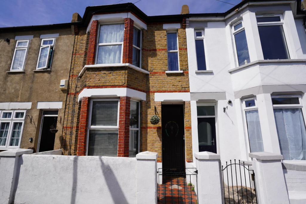 1 bed 1st Floor Flat for rent in Southend-on-Sea. From 1st Call Sales & Lettings - Southend 1 bed 1st Floor Flat for rent in Southend-on-Sea. From 1st Call Sales & Lettings - Southend