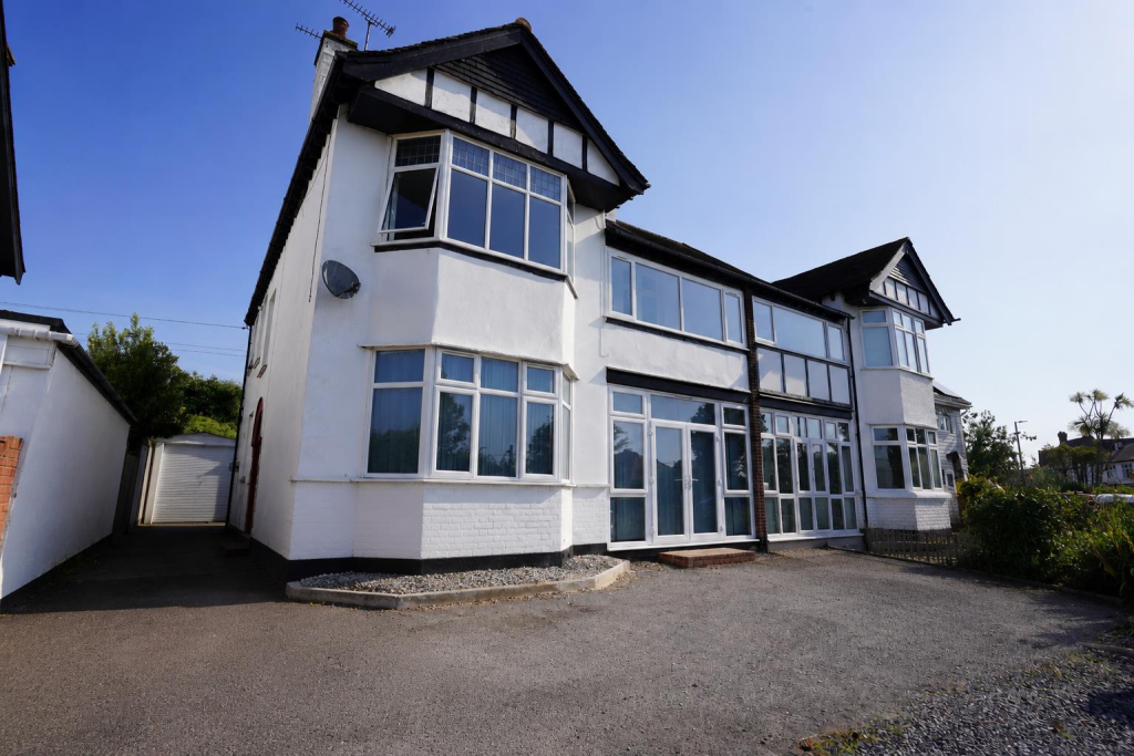 2 bed 1st Floor Flat for rent in Southend-on-Sea. From 1st Call Sales & Lettings - Southend