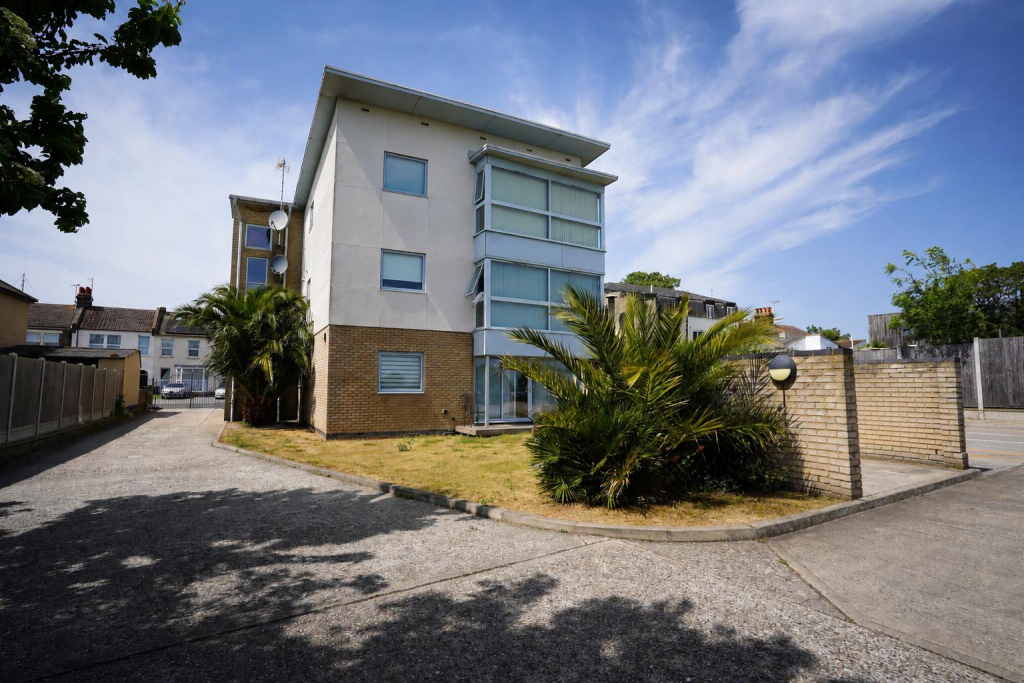 2 bed 1st Floor Flat for rent in Great Wakering. From 1st Call Sales & Lettings - Southend 2 bed 1st Floor Flat for rent in Great Wakering. From 1st Call Sales & Lettings - Southend