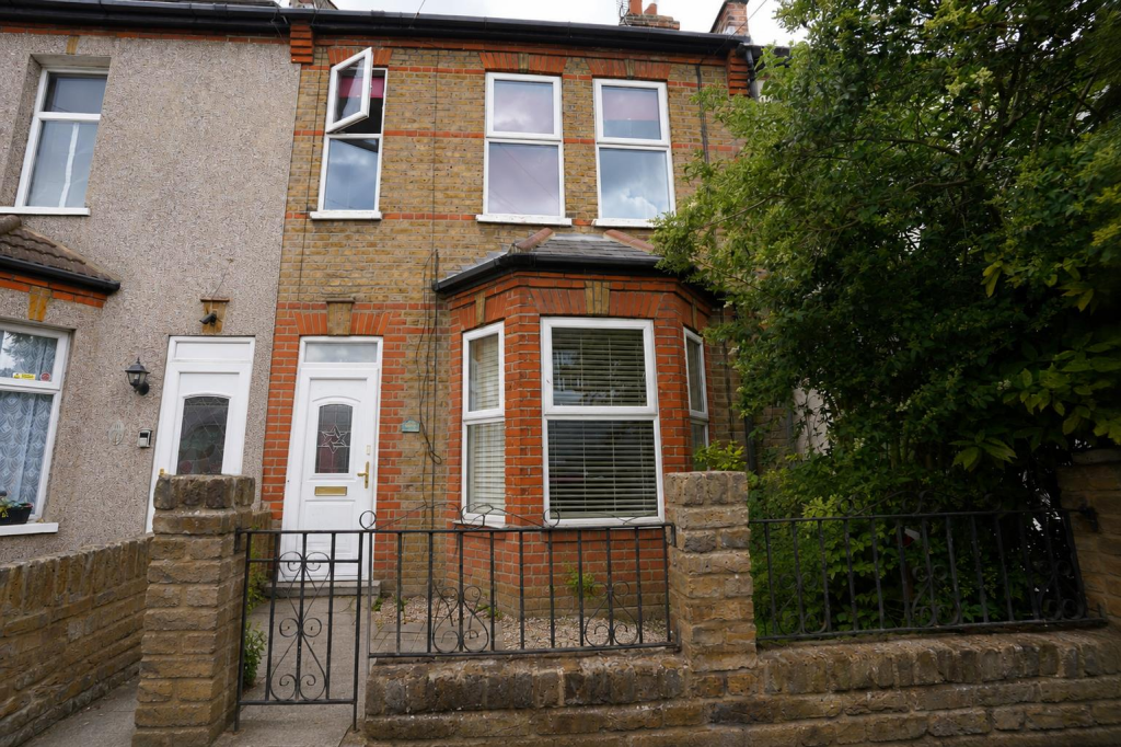 2 bed Mid Terraced House for rent in Southend-on-Sea. From 1st Call Sales & Lettings - Southend 2 bed Mid Terraced House for rent in Southend-on-Sea. From 1st Call Sales & Lettings - Southend