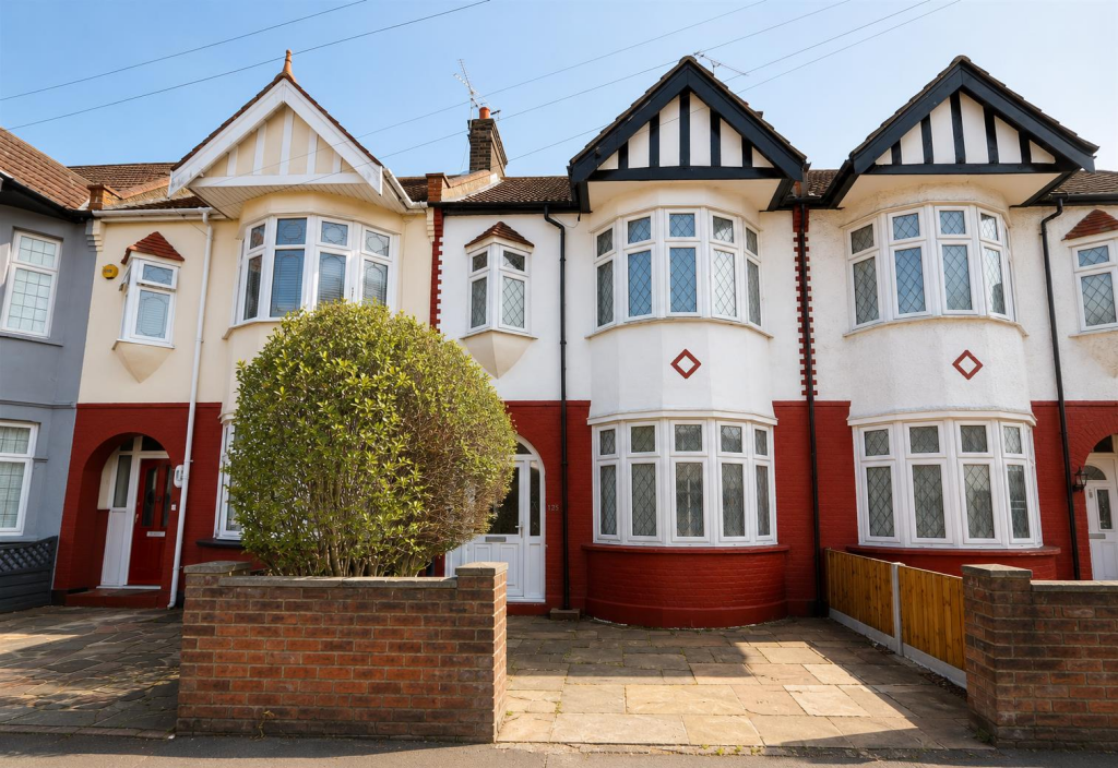 3 bed Mid Terraced House for rent in Southend-on-Sea. From 1st Call Sales & Lettings - Southend 3 bed Mid Terraced House for rent in Southend-on-Sea. From 1st Call Sales & Lettings - Southend