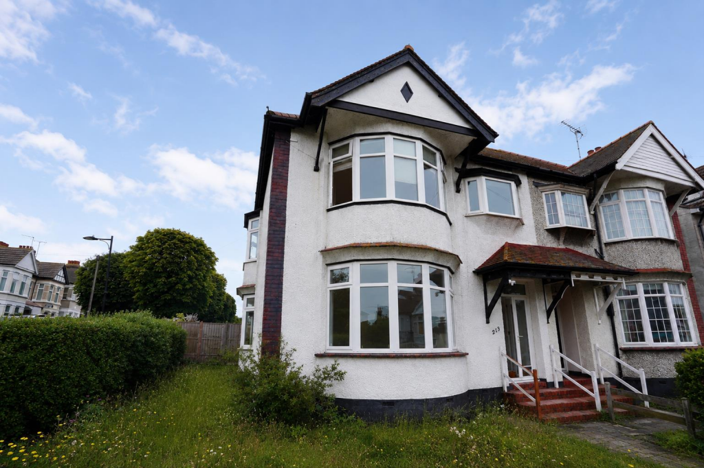 4 bed Semi Detached for rent in Southend-on-Sea. From 1st Call Sales & Lettings - Southend
