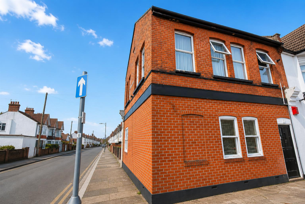 1 bed 1st Floor Flat for rent in Southend-on-Sea. From 1st Call Sales & Lettings - Southend