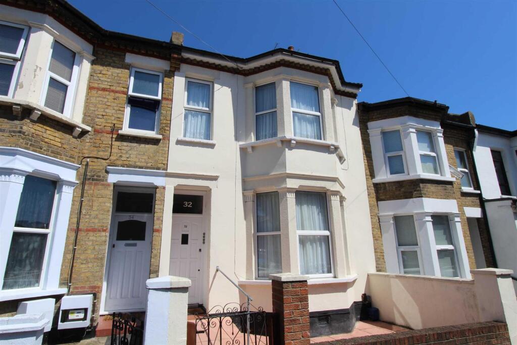 4 bed Studio for rent in Southend-on-Sea. From 1st Call Sales & Lettings - Southend 4 bed Studio for rent in Southend-on-Sea. From 1st Call Sales & Lettings - Southend