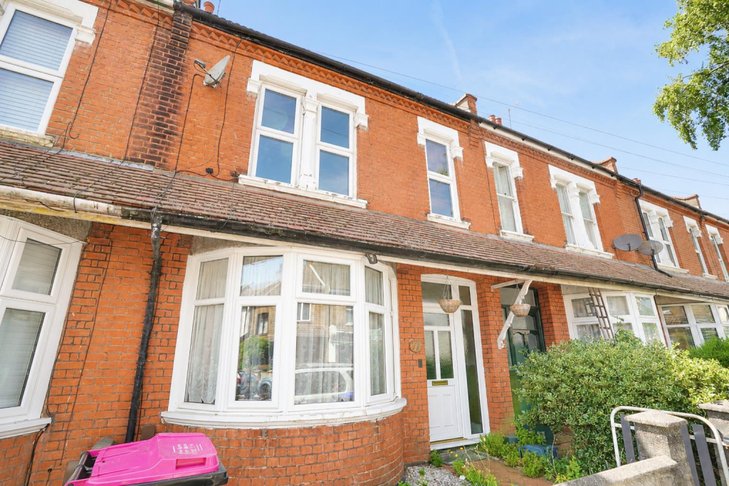 3 bed Mid Terraced House for rent in Southend-on-Sea. From 1st Call Sales & Lettings - Southend 3 bed Mid Terraced House for rent in Southend-on-Sea. From 1st Call Sales & Lettings - Southend