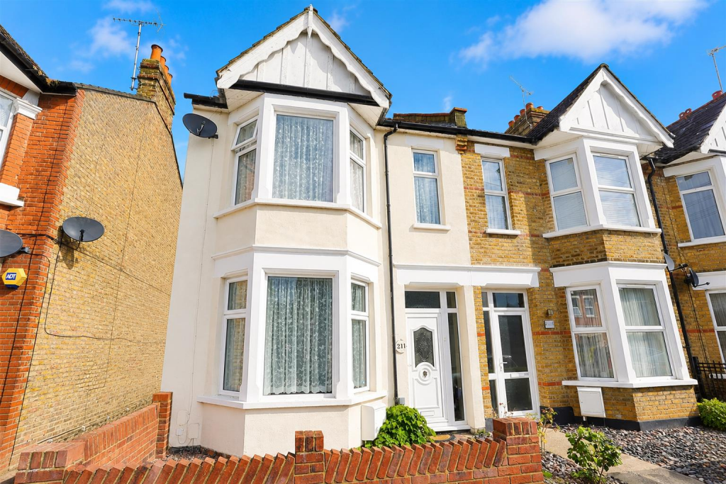 3 bed End of Terrace for rent in Southend-on-Sea. From 1st Call Sales & Lettings - Southend 3 bed End of Terrace for rent in Southend-on-Sea. From 1st Call Sales & Lettings - Southend
