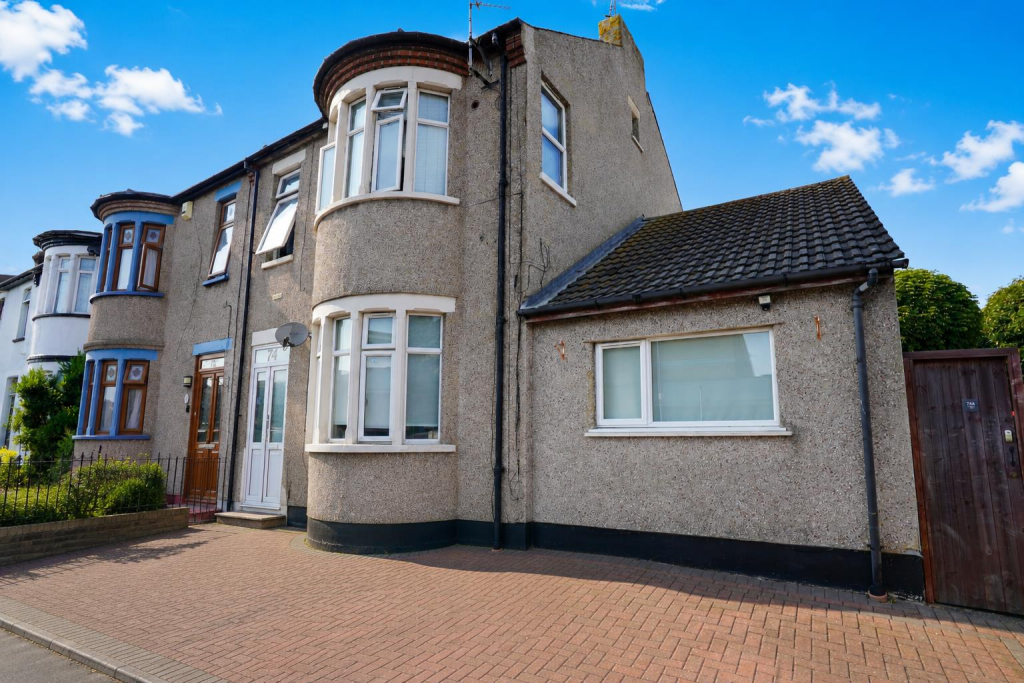 1 bed Semi-detached bungalow for rent in Southend-on-Sea. From 1st Call Sales & Lettings - Southend