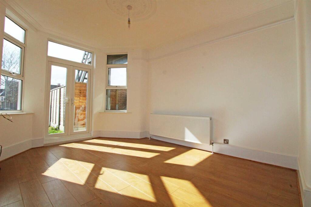 2 bed 1st Floor Flat for rent in Southend-on-Sea. From 1st Call Sales & Lettings - Southend 2 bed 1st Floor Flat for rent in Southend-on-Sea. From 1st Call Sales & Lettings - Southend