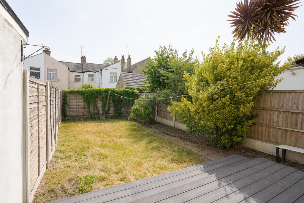 3 bed Mid Terraced House for rent in Southend-on-Sea. From 1st Call Sales & Lettings - Southend 3 bed Mid Terraced House for rent in Southend-on-Sea. From 1st Call Sales & Lettings - Southend
