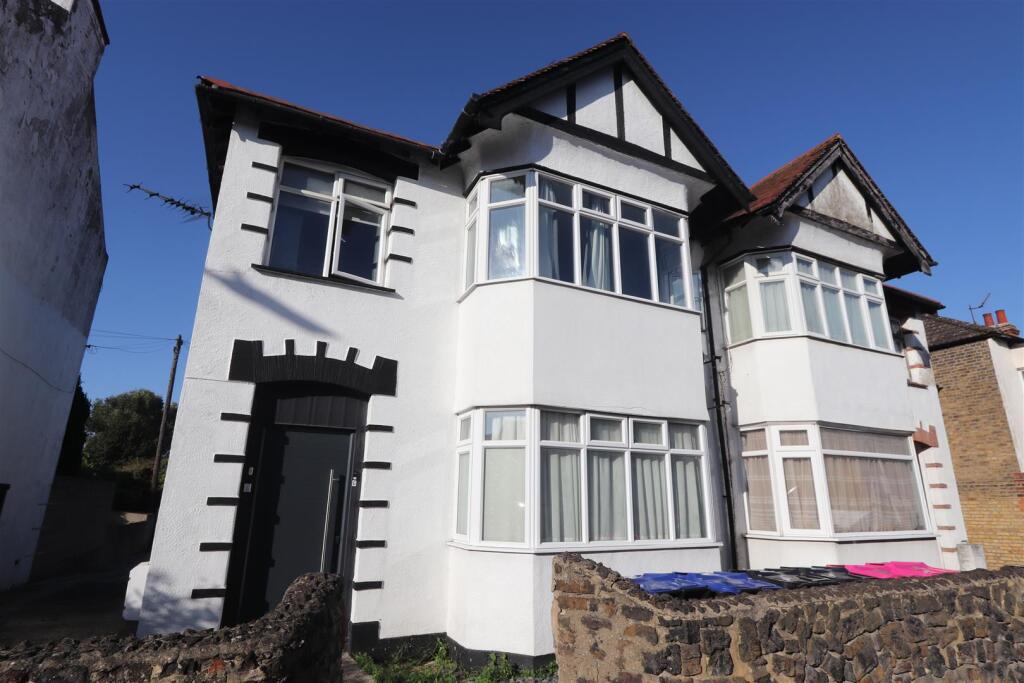 2 bed 1st Floor Flat for rent in Southend-on-Sea. From 1st Call Sales & Lettings - Southend