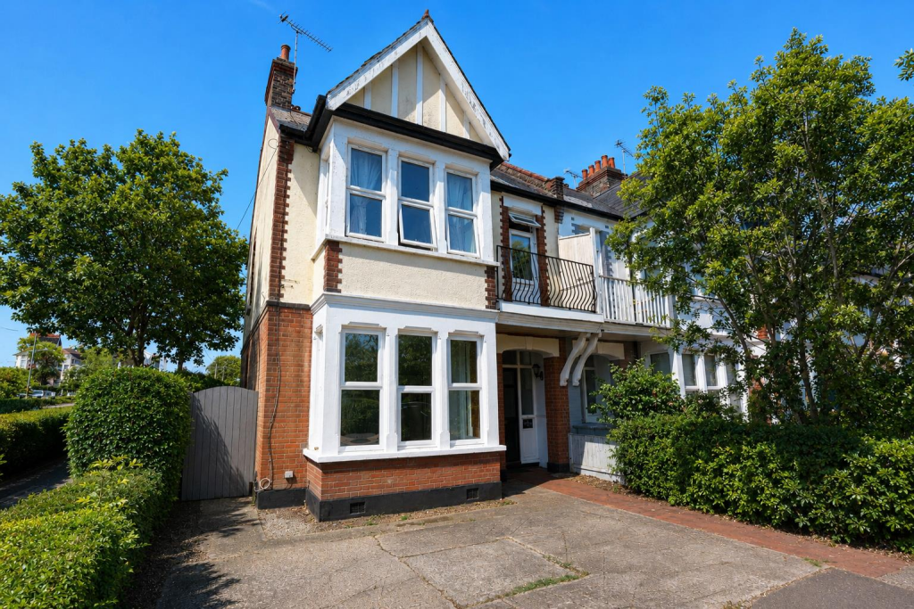 2 bed 1st Floor Flat for rent in Southend-on-Sea. From 1st Call Sales & Lettings - Southend