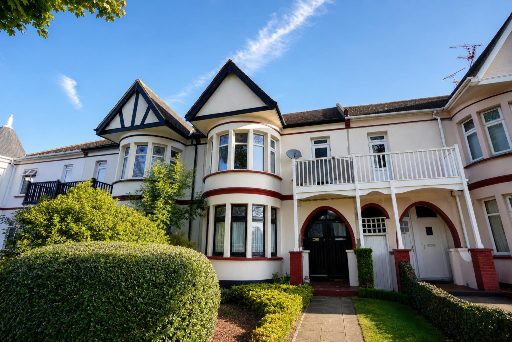 3 bed 1st Floor Flat for rent in Southend-on-Sea. From 1st Call Sales & Lettings - Southend 3 bed 1st Floor Flat for rent in Southend-on-Sea. From 1st Call Sales & Lettings - Southend