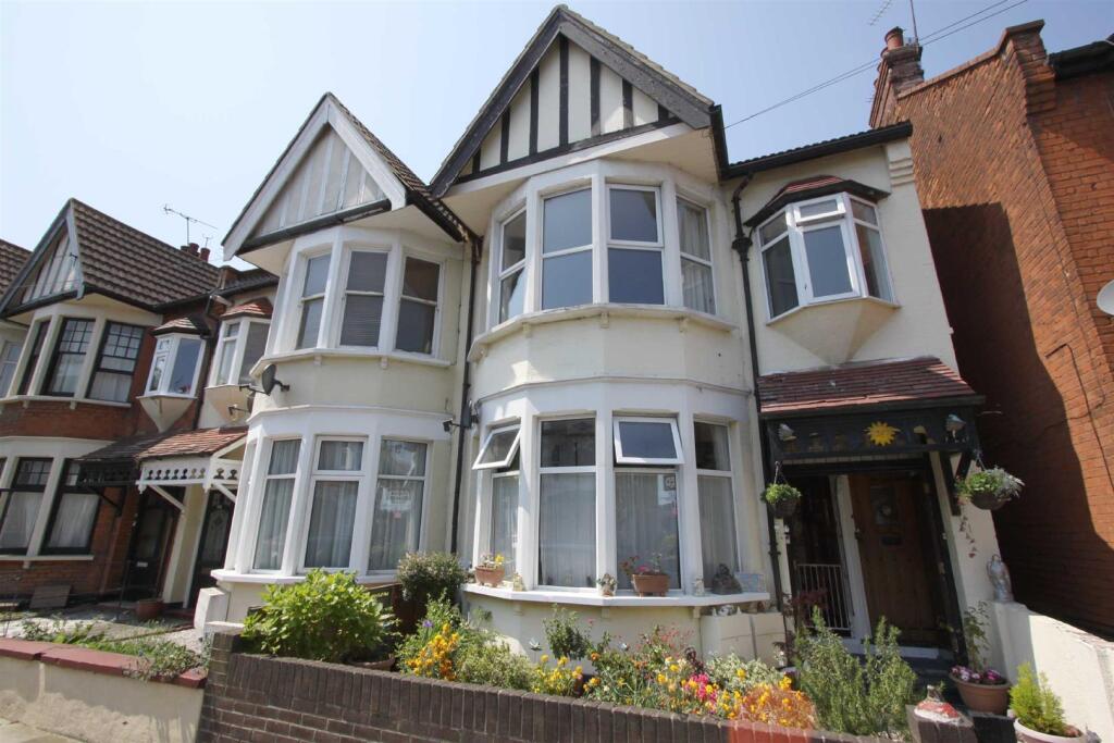 2 bed 1st Floor Flat for rent in Southend-on-Sea. From 1st Call Sales & Lettings - Southend 2 bed 1st Floor Flat for rent in Southend-on-Sea. From 1st Call Sales & Lettings - Southend