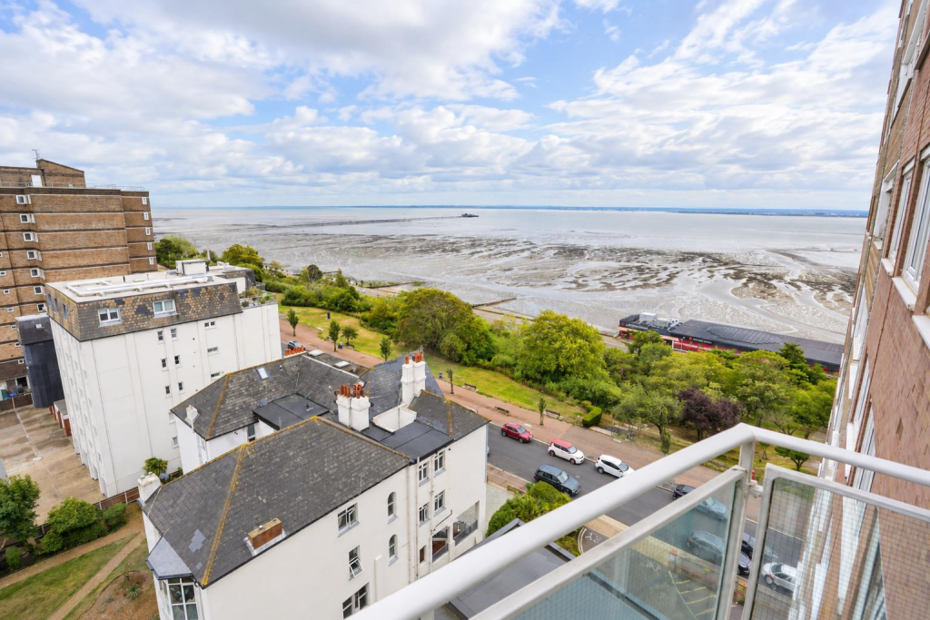 3 bed 1st Floor Flat for rent in Southend-on-Sea. From 1st Call Sales & Lettings - Southend 3 bed 1st Floor Flat for rent in Southend-on-Sea. From 1st Call Sales & Lettings - Southend