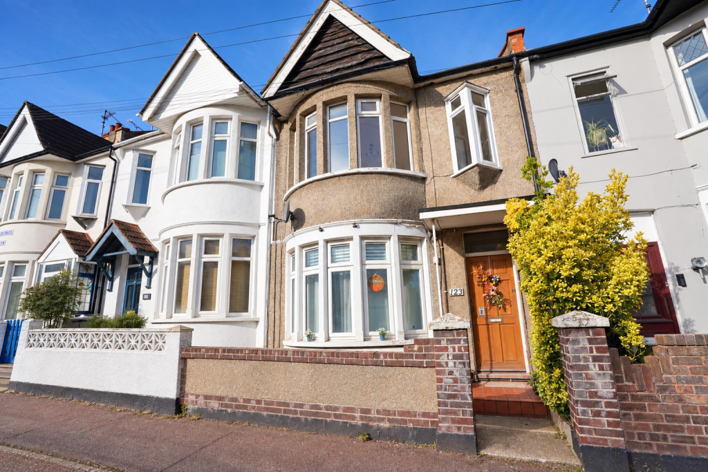 2 bed 1st Floor Flat for rent in Southend-on-Sea. From 1st Call Sales & Lettings - Southend 2 bed 1st Floor Flat for rent in Southend-on-Sea. From 1st Call Sales & Lettings - Southend