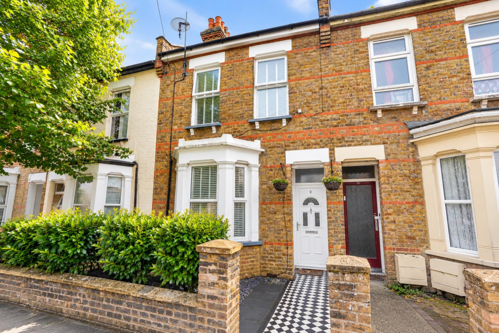 3 bed Mid Terraced House for rent in Southend-on-Sea. From 1st Call Sales & Lettings - Southend