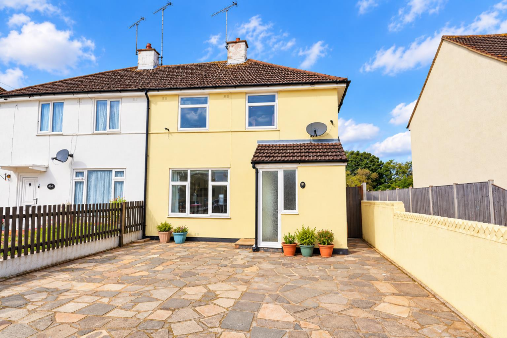2 bed Semi Detached for rent in Daws Heath. From 1st Call Sales & Lettings - Southend