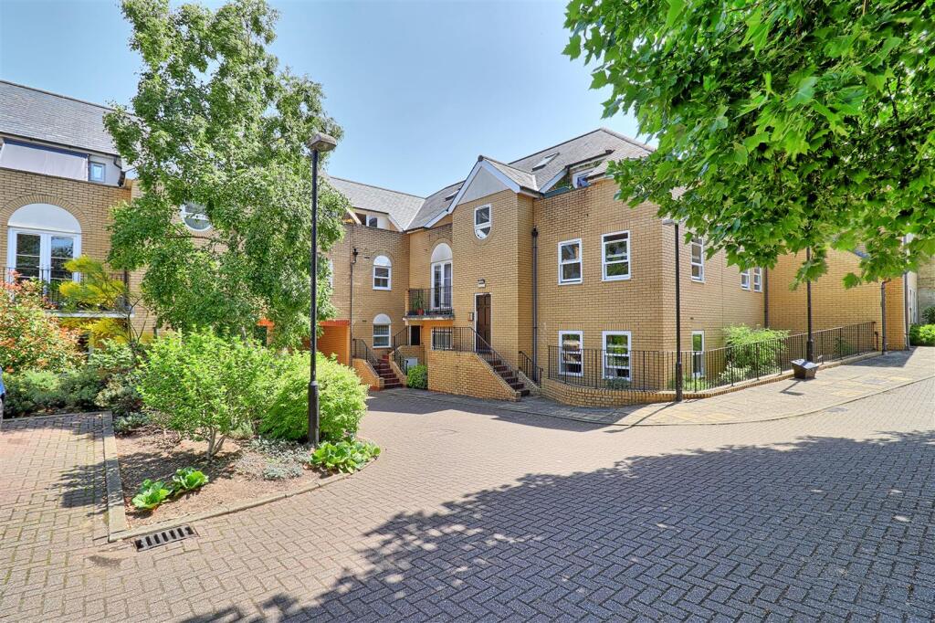 2 bed 1st Floor Flat for rent in Cambridge. From Radcliffe & Rust Estate Agents - Cambridge